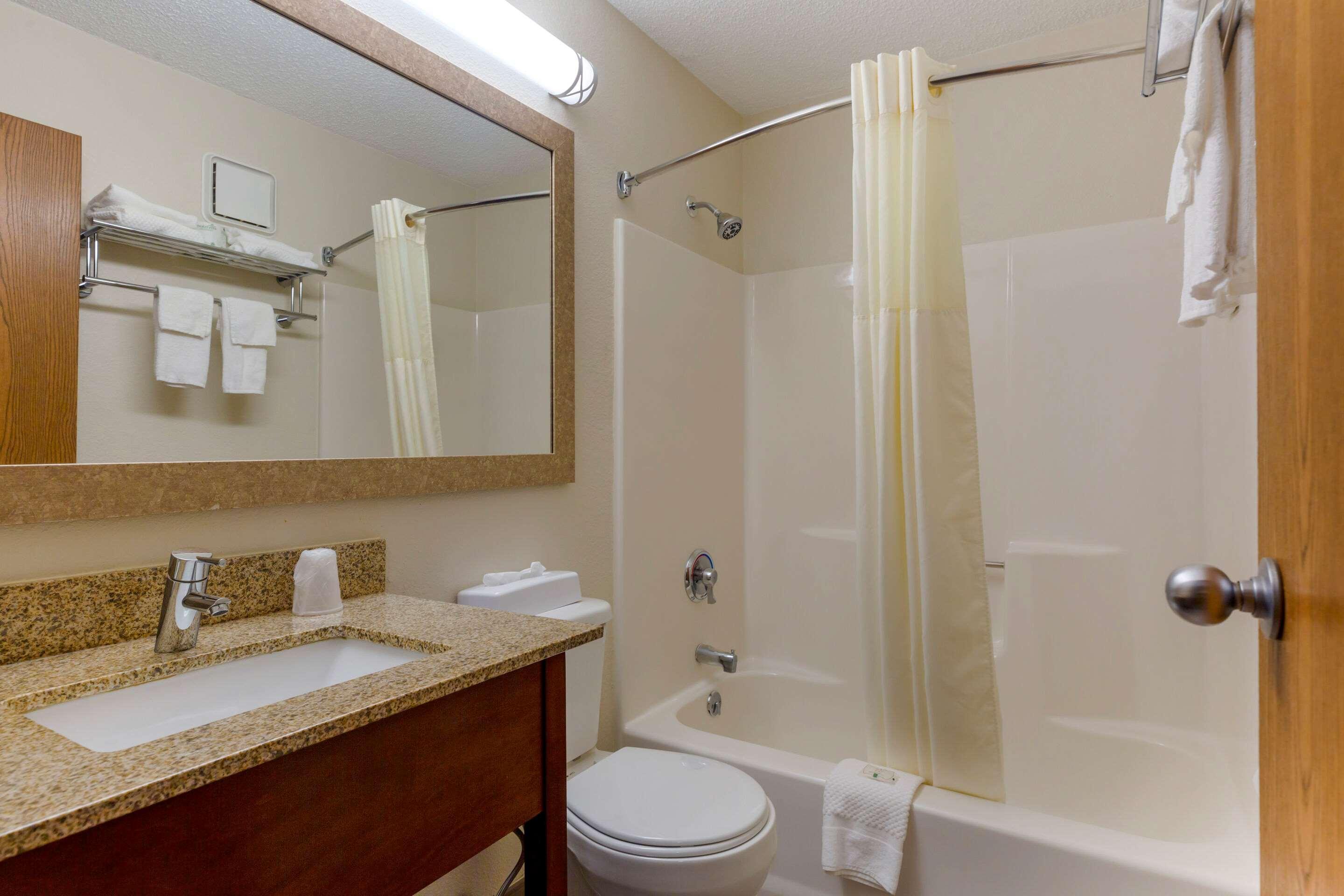 Quality Inn Lee Exterior photo